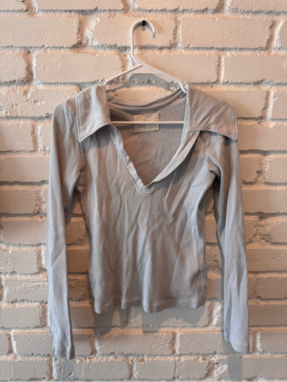 Fitted Long-Sleeve Ribbed V-Neck Top - Light Blue